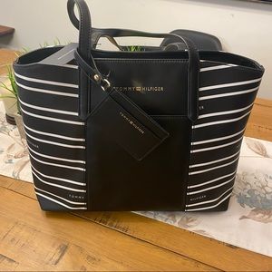 🔥⬇️ NWT Tommy Hilfiger Black and White Tote w/Pouch